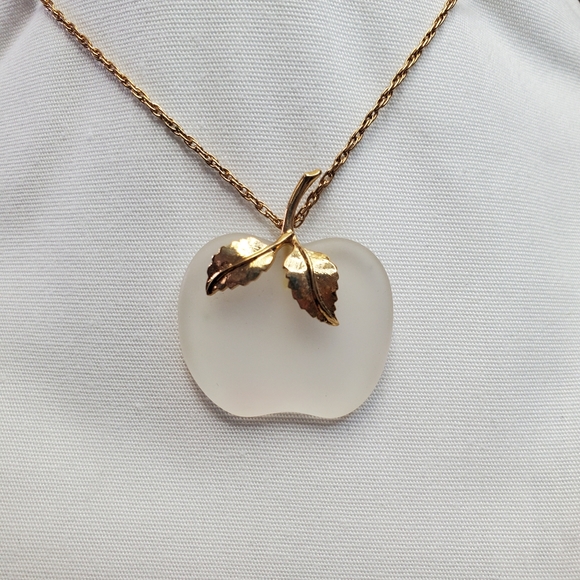 Avon apple necklace - Picture 2 of 7